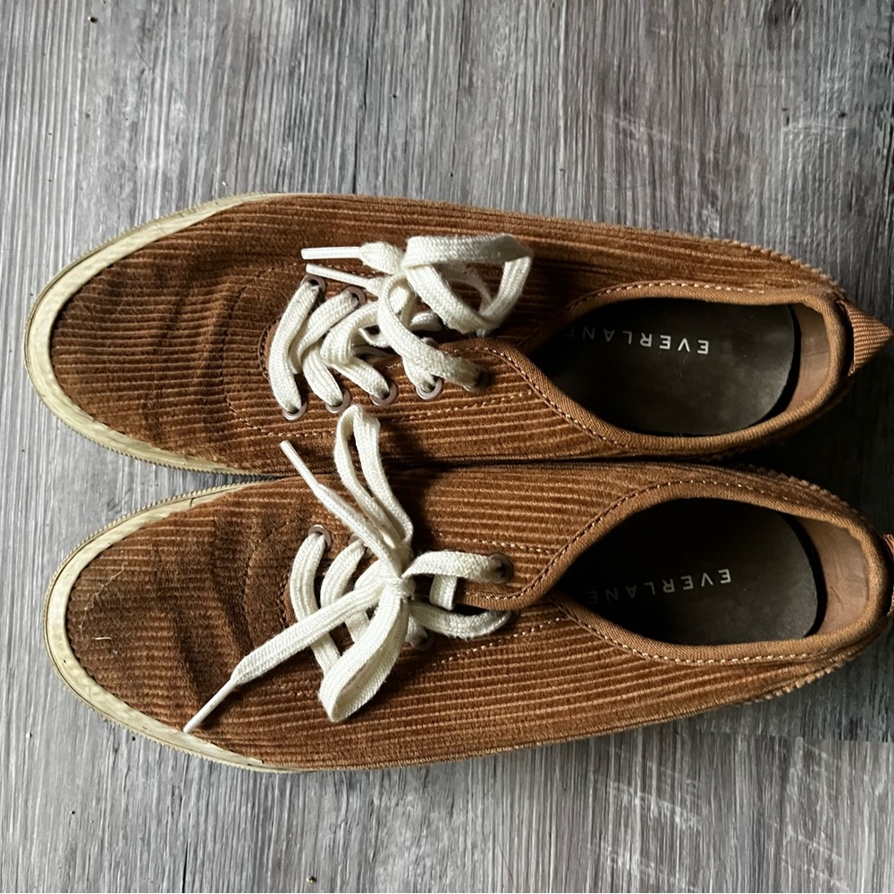 Women’s size 7.5 casual shoe